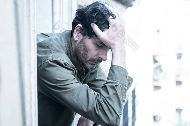 闭上悲伤沮丧的男人的肖像看窗外在家庭中遭受抑郁症和孤独感的<strong>心理健康</strong>概念