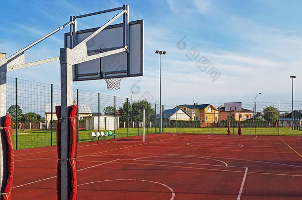 现代篮球场在小学的庭院。多功能<strong>儿童</strong>游乐场用人工表面围栏栅栏。<strong>儿童</strong>和青少年的体育教育场所.