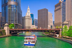 芝加哥, 伊利诺伊州, 美国观光邮轮和地平线上的河流.