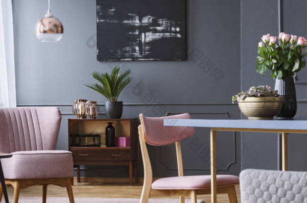 开放空间客厅内部与海报在灰色墙壁与<strong>护墙板</strong>, 窗口与窗帘和粉红色扶手椅