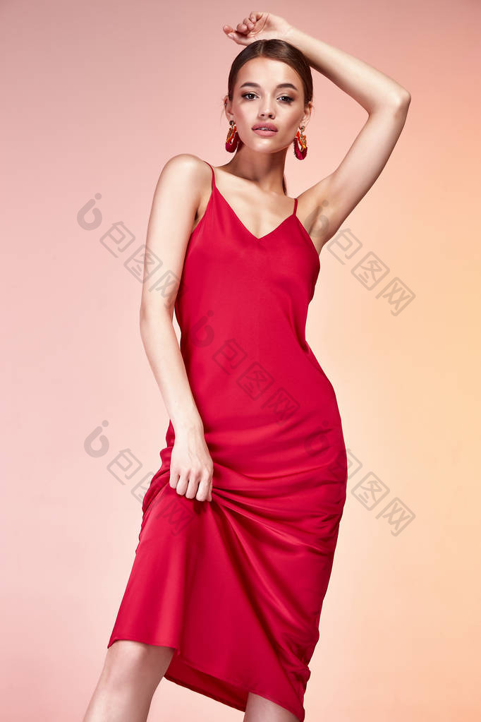 时尚女装完美身材黑发穿红瘦性感连衣裙优雅