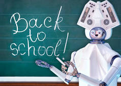 学校课堂黑板上的人工智能教师机器人.