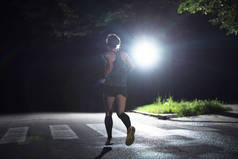 适合于夜间在自然优美的道路上跑马拉松的女性跑步运动员训练.