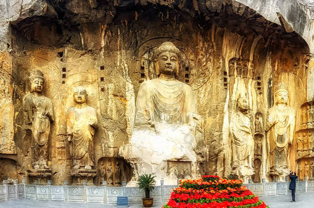 洛阳, 克雷斯波, 中国-12月 252017: 参观洛阳龙门石窟的游客和参观者