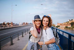 两个 cheeful 女孩前往夏日音乐节的画像.