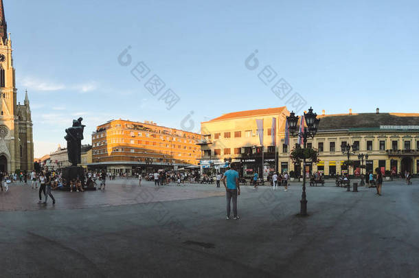 2018年7月16日: 自由广场的人们。是塞尔维亚第二大城市.