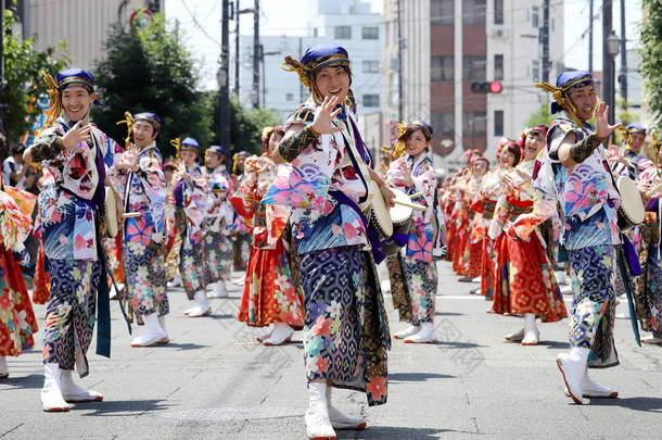 日本香川-2018年7月15日: 日本表演者在著名的 Yosakoi 节上跳舞, 一年一度的免费公共<strong>活动</strong>。Yosakoi 是日本舞蹈<strong>活动</strong>的独特风格.