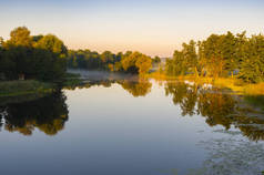 乌克兰夏日清晨 Vorskla 河的宁静景观