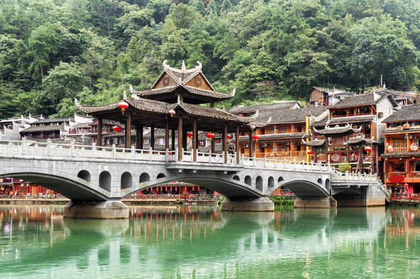 凤凰古城 (凤凰县) 沱江河 (沱江) 景观桥的壮观景色。凤凰是亚洲最受欢迎的旅游胜地。.