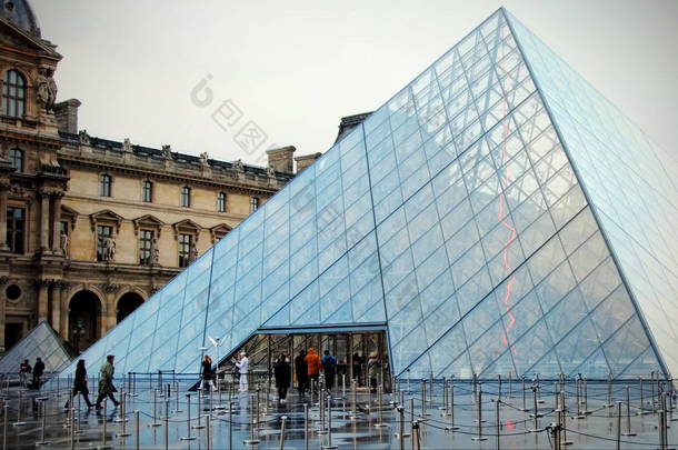巴黎, 法国-2016年3月2日: 卢浮宫金字塔是一个大型的玻璃和金属金字塔由中美建筑师贝里德设计