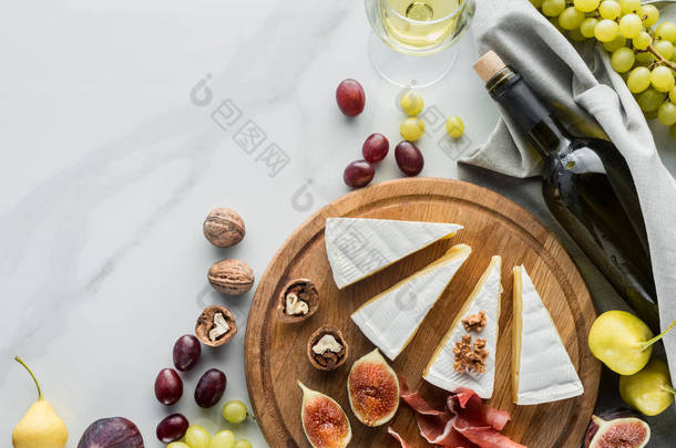 平躺与酒, 乳酪, jamon 和各种各样的果子在木<strong>板材</strong>被安排在白色大理石桌上