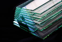 工厂生产的薄板钢化玻璃板切割成尺寸.