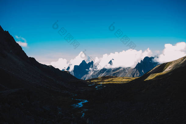 尼泊尔喜马拉雅山的<strong>美丽风景</strong>。层状山脉。自然背景。壮观的风景与高喜马拉雅山, 蓝天与云彩在尼泊尔。旅游理念.
