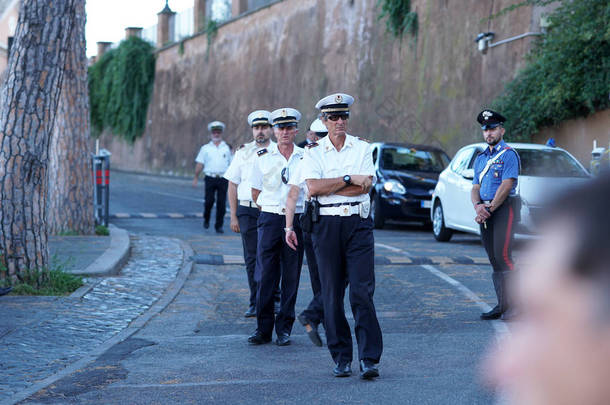 意大利罗马-2018年9月3日: 意大利 Polizia 地区罗马 Capitale 军官。罗马首都当地警察团 (原市警察) 是罗马市政警察部门。