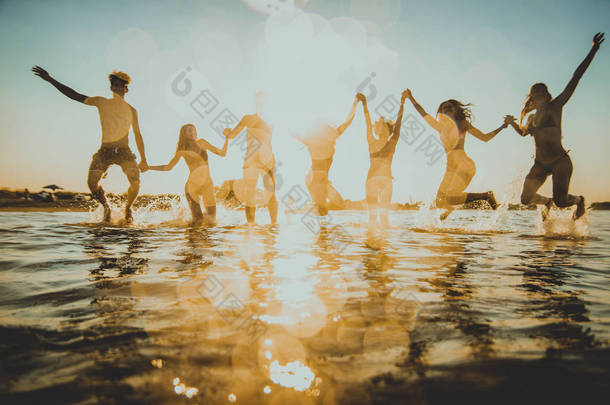 一群在<strong>海边</strong>玩得开心的朋友--在<strong>海边</strong>的暑假里快乐的年轻人们