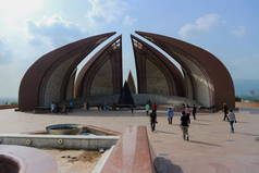 巴基斯坦, 伊斯兰堡, 2018年8月15日;国家纪念碑是一个地标和文物博物馆位于 Shakarparian 丘陵, 其海拔使纪念碑可见横跨伊斯兰堡-拉瓦尔品第大都会.