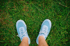 运动鞋在草地上