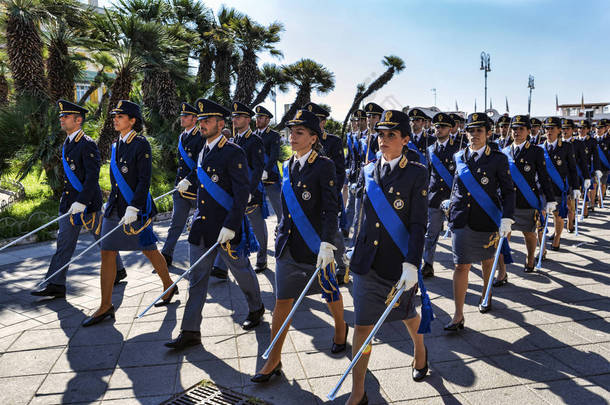 意大利罗马-2018年9月30日: 国家警察协会基金会第五十周年罗马长廊上的意大利国家警察游行.
