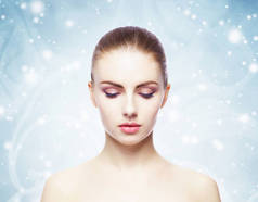 年轻, 美丽和健康的女人在冬季圣诞节背景的肖像。保健, 水疗, 化妆和面部提升概念.
