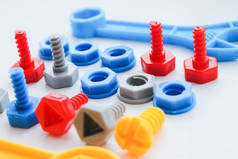 一组塑料儿童玩具螺栓和螺母的游戏