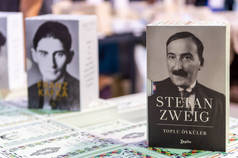 土耳其埃斯基希希尔-2018年10月9日: 斯特凡·兹韦格书盒在 Eskisehir 书展展台上展出