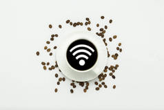 白色杯子与茶托和黑咖啡和 wifi 图标, 咖啡谷物散落在白色的背景。平面布局, 顶部视图.