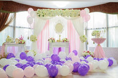 婚礼用白色、粉红色和紫色气球装饰