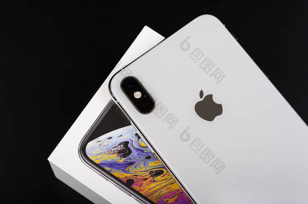 保加利亚布尔加斯-2018年11月8日: <strong>苹果</strong> iphone x max max silver 在黑色背景上, 背面视图