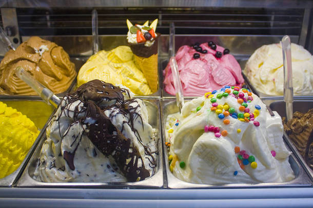 意大利, 米兰-2018年11月1日: 典型的意大利冰淇淋 (冰淇淋) 在米兰的咖啡馆 (冰淇淋)