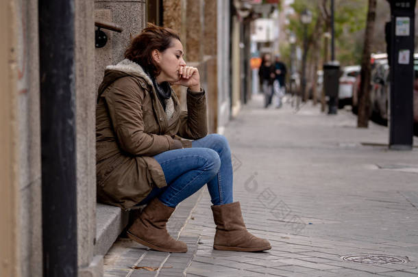 有吸引力的女人, 患有抑郁症感觉悲伤、不快乐、伤心和孤独地坐在城市街道上的<strong>心理健康</strong>、情感痛苦、虐待关系和孤独的概念.