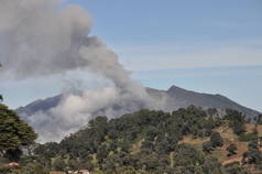 从伊拉苏火山斜坡上看到的哥斯达黎加 turrialba 火山的爆发.