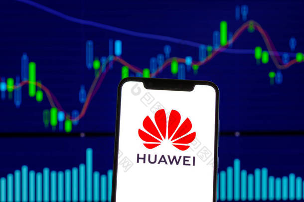 中国香港--2018年12月28日: 在股票图表上的 android 手机上可以看到华为的标识