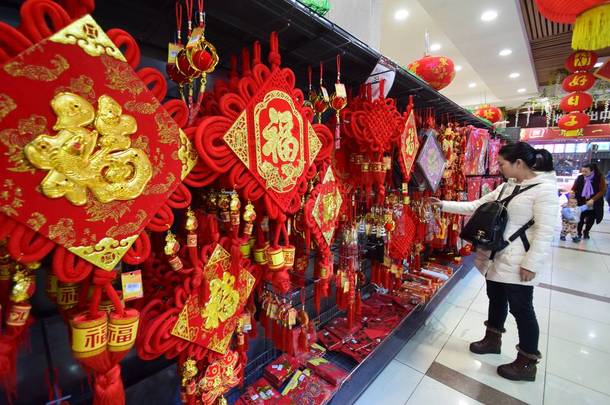 2 0 1 8年 2月 1 4日, 在中国中部湖南省钦州市的一家超市里, 当地居民为即将到来的春节或中国新年 (狗年) <strong>购</strong>买红灯笼、贴花等装饰