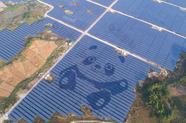 --片--2017年11月3日, 中国南方广西壮族自治区贵阳市世界第二座太阳能电站形似大熊猫鸟图