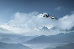 云海脊。自然的山景观。以山林景观为背景。旅行和冒险背景.