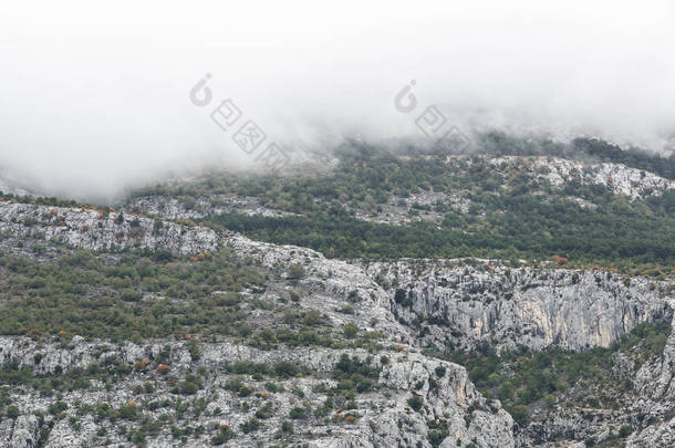 美丽的山 biokovo 在克罗地亚. 徒步旅行的热门<strong>旅游</strong>胜地。欧洲暑假<strong>旅游</strong>的<strong>旅游</strong>目的地。自然景观壁纸。戏剧性的照明