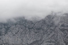 美丽的岩石山徒步旅行。天然壁纸。克罗地亚国家公园山 biokovo. 暑假旅游的风景背景。去山公园远足, 灯火通明