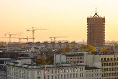 波兰波兹南-2018年10月12日: 在波兰城市波兹南的经济学院和建筑物或办公室的塔楼上看到日落