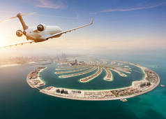 私人喷气式飞机飞越迪拜市上空。现代和最快的交通方式, 商业生活和豪华的生活方式