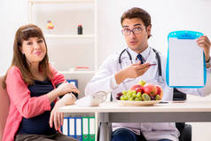 孕妇去看医生讨论健康饮食