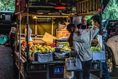中国重庆-9月17日: 2018年9月17日在重庆销售当地农产品的水果和蔬菜街头摊贩