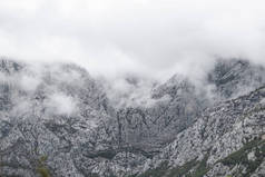 美丽的山 biokovo 在克罗地亚. 徒步旅行的热门旅游胜地。欧洲暑假旅游的旅游目的地。自然景观壁纸。戏剧性的照明