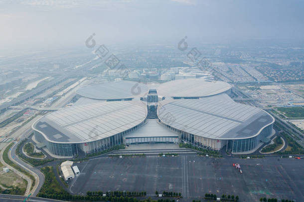 2018年6月17日将在中国上海举办2018年中国国际进口博览会的国家会展中心 (上海) 鸟图