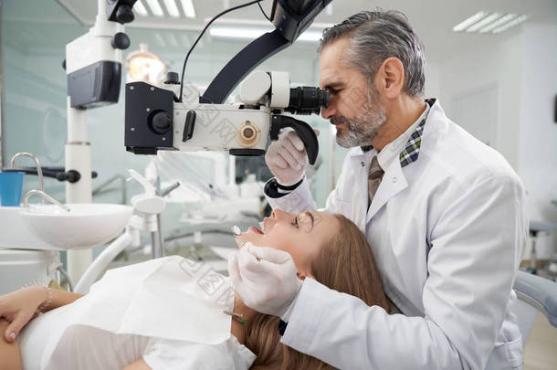 牙科牙医用牙科显微镜检查.
