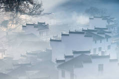 中国江西省武源县秋美丽的石城村雾中的回族风格建筑