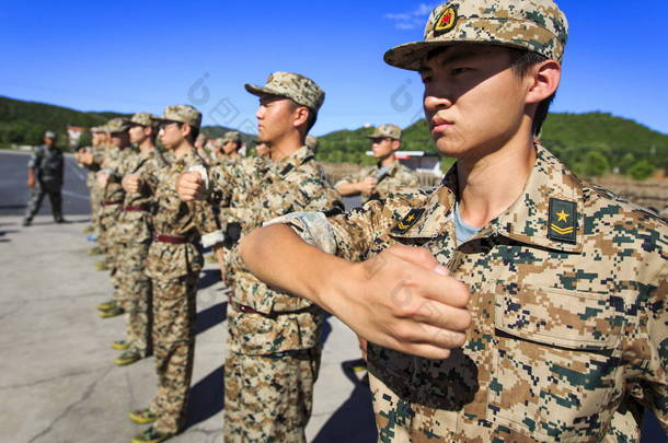 2014年9月8日，中国学生在北京顺义军事训练基地参加军事训练
