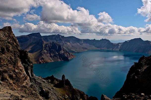 2009年8月31日，中国东北吉林省延边县长白山自然保护区长白山天池或天湖景观