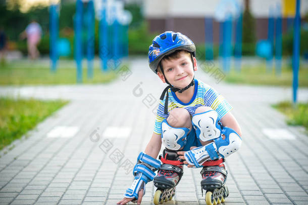 带内溜冰鞋和防护装备的微笑男孩。<strong>儿童</strong>佩戴保护垫, 安全<strong>轮滑</strong>骑。积极的户外运动为孩子们。关闭视图