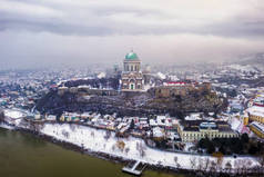 匈牙利埃斯特贡 - 在雾蒙蒙的冬日早晨，埃斯特尔戈姆与美丽的雪大教堂的空中天际线景观