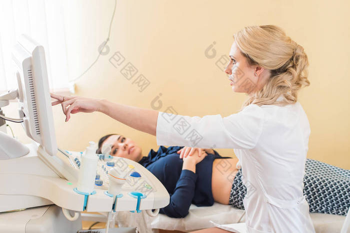 超声波检查妊娠妇科医生用扫描仪检查胎儿的